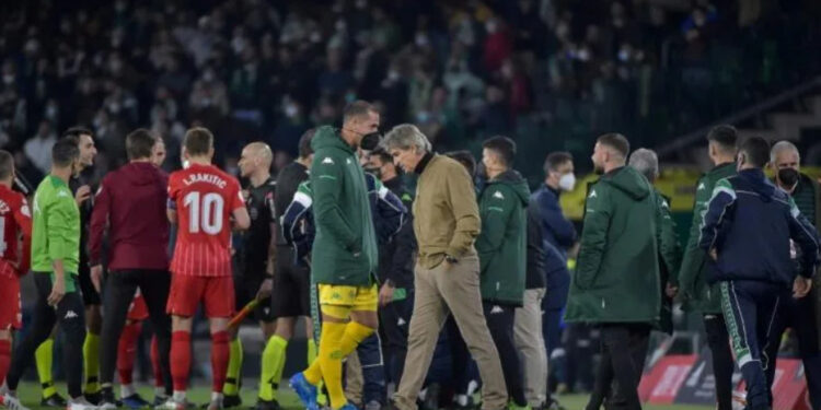 Real Betis had just equalised against Sevilla when the game was stopped after an object was thrown from the crowd | AFP/CRISTINA QUICLER