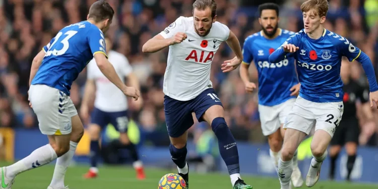 Harry Kane of Tottenham Hotspur battles for possession with Seamus Coleman and Anthony Gordon of Everton Photo by Clive Brunskill/Getty Images