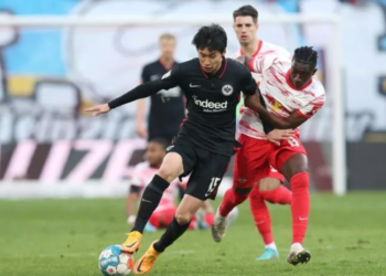 Frankfurt's Japan midfielder Daichi Kamada (L) is their top-scorer in the Europa League this season with four goals in eight appearances |  AFP/Ronny Hartmann