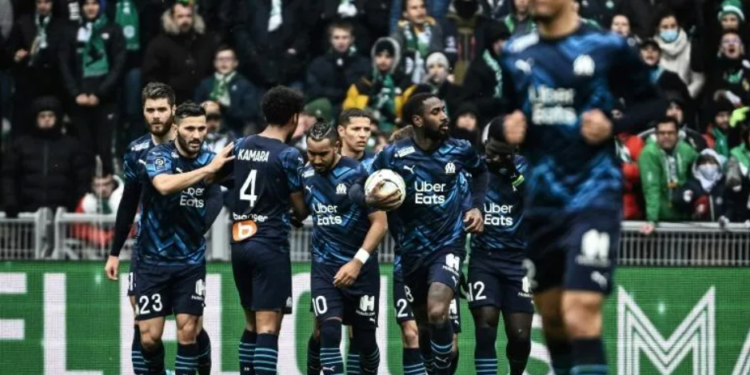 Dimitri Payet (C) levelled from the penalty spot as Marseille came from behind to beat Saint-Etienne (AFP/JEFF PACHOUD)