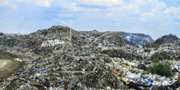 A view of Dandora dumpsite located in the outskirts of Nairobi.  It is Nairobi's biggest dumpsite, receives an average of 3,000 metric tonnes of waste daily, most of it being mixed waste composed of largely compostable, metal, electronic, plastic among others. Photo: AP