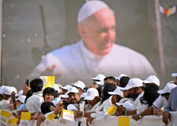 Many worshippers came to see the Pope from around the Gulf region: IMAGE/AFP