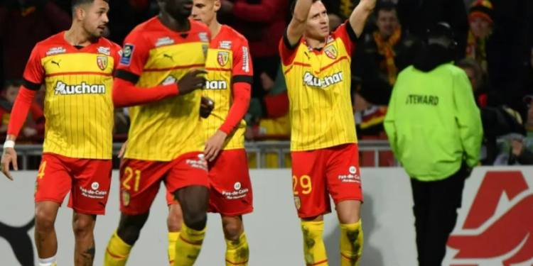Przemyslaw Frankowski scored a second-half penalty as Lens beat lowly Auxerre 1-0 on Saturday to reduce Paris Saint-Germain's lead in Ligue 1 to three points.