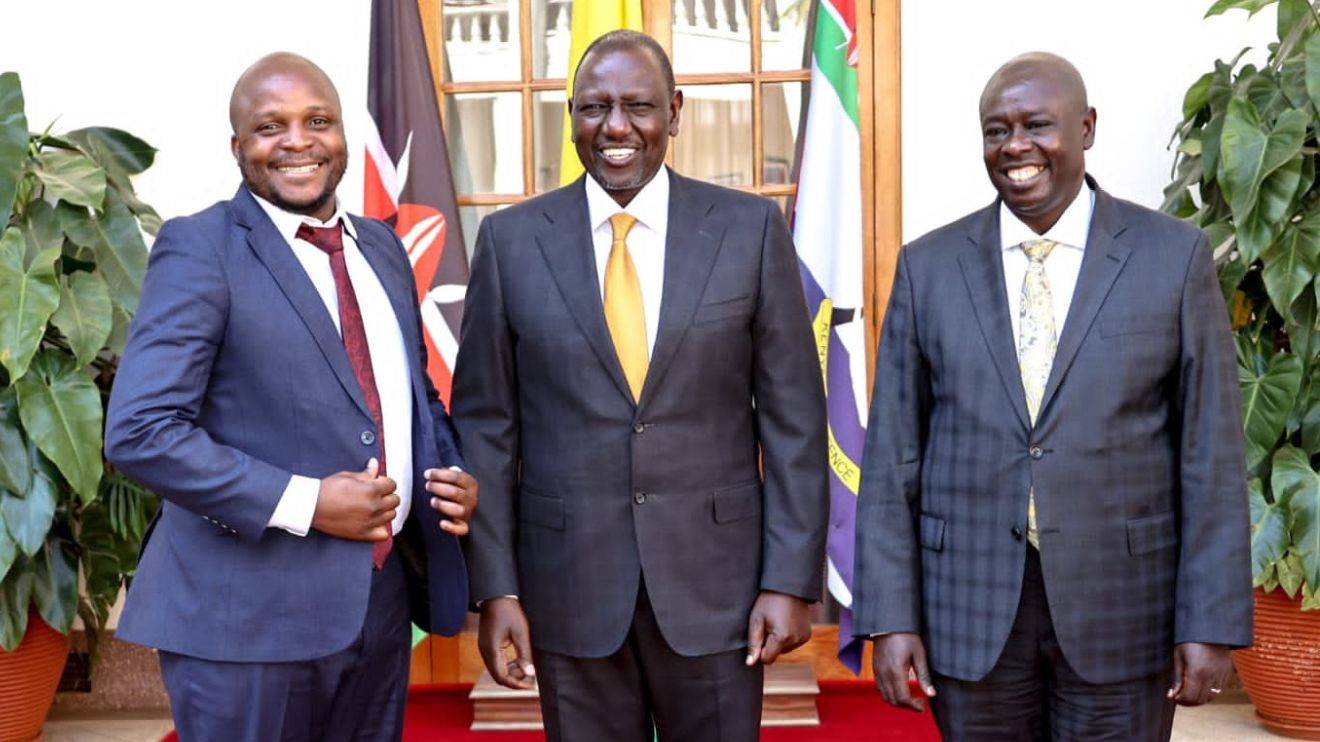 Lang'ata MP Felix Odiwuor (left) poses for a photo with President William Ruto and Rigathi Gachagua after a meeting between them and ODM- a group of elected MPs.